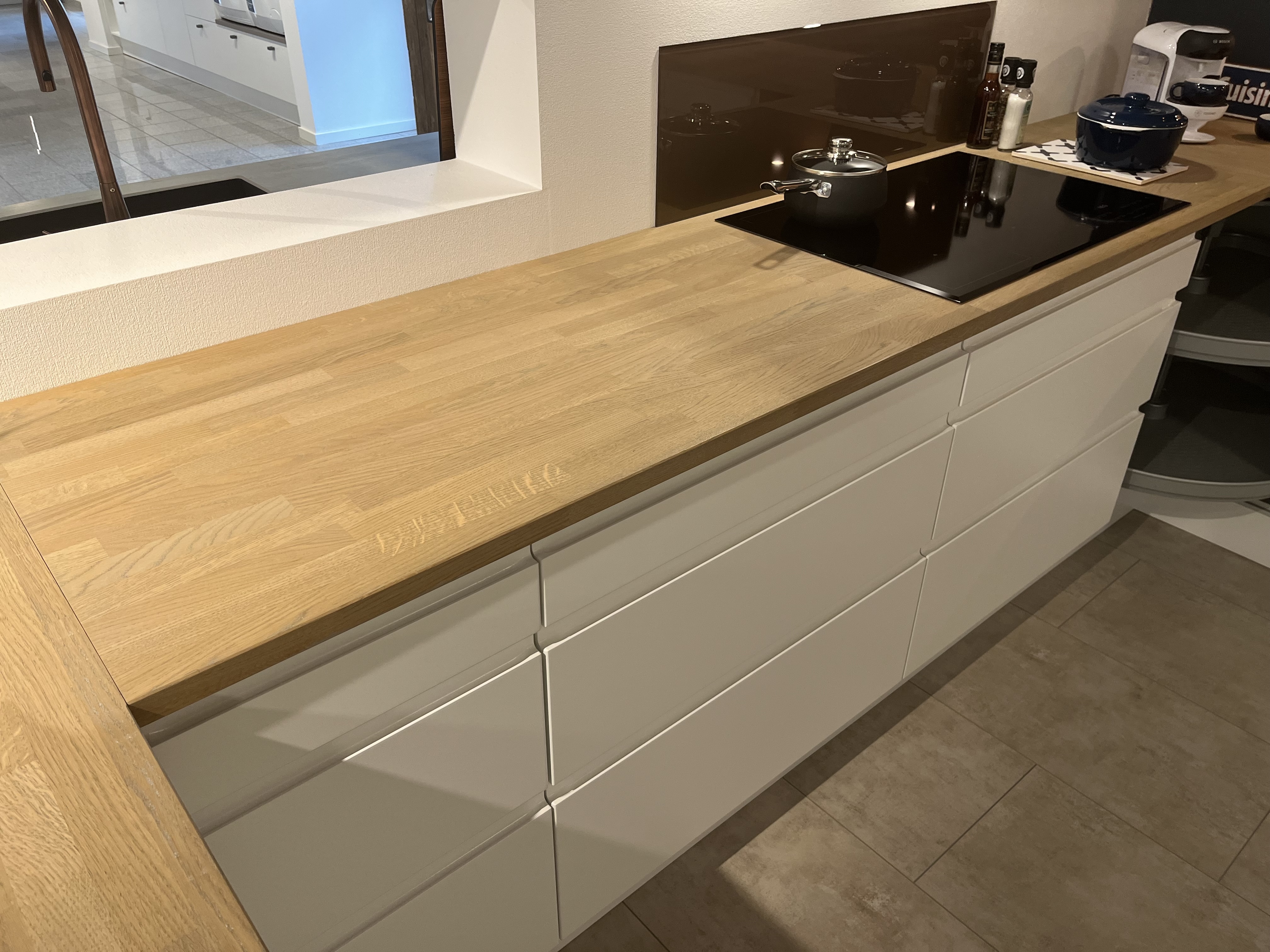 Trebenkeplate i eik med hvit olje